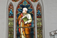 Buntglasfenster mit dem Heiligen Petrus